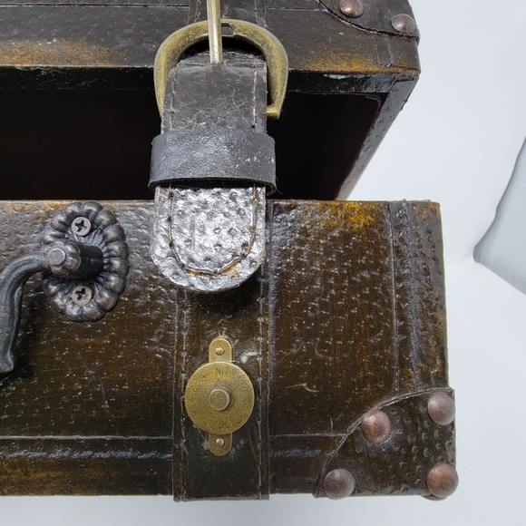 Vintage Stacking Trunks, Antique Decor Storage - Picture 6 of 9